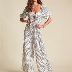 Shout it out Billabong jumpsuit M but fits like a small.